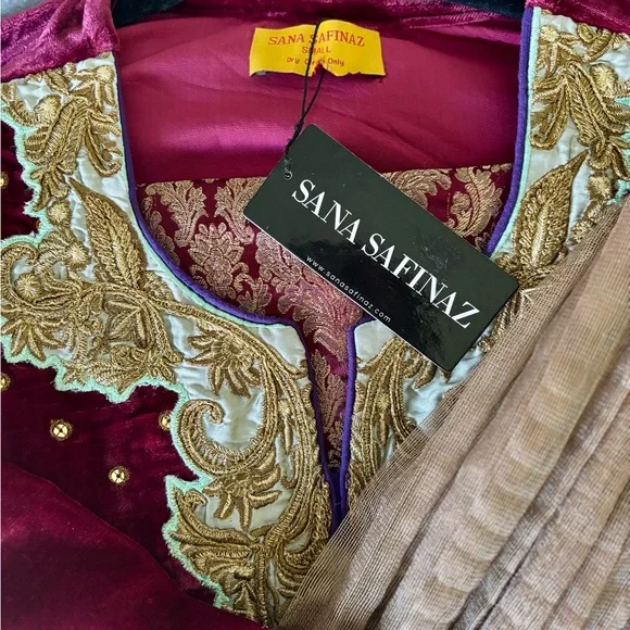 Sana Safinaz Velvet Embroidered Maroon and Gold Shalwaar Kameez - Picture 6 of 6